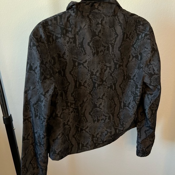 GUESS Women’s Gray Snakeskin Windbreaker Size Small - Picture 6 of 11